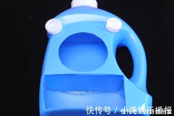 全家|洗衣液瓶子不要扔,简单切几刀,放在床上,全家人都抢着用!
