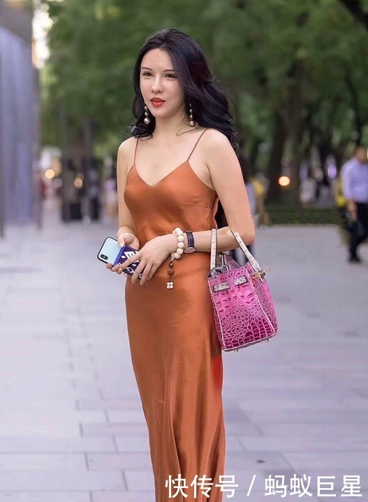 美女|街拍:美女丰腴的身材,随性的穿着衬托的更加诱人!