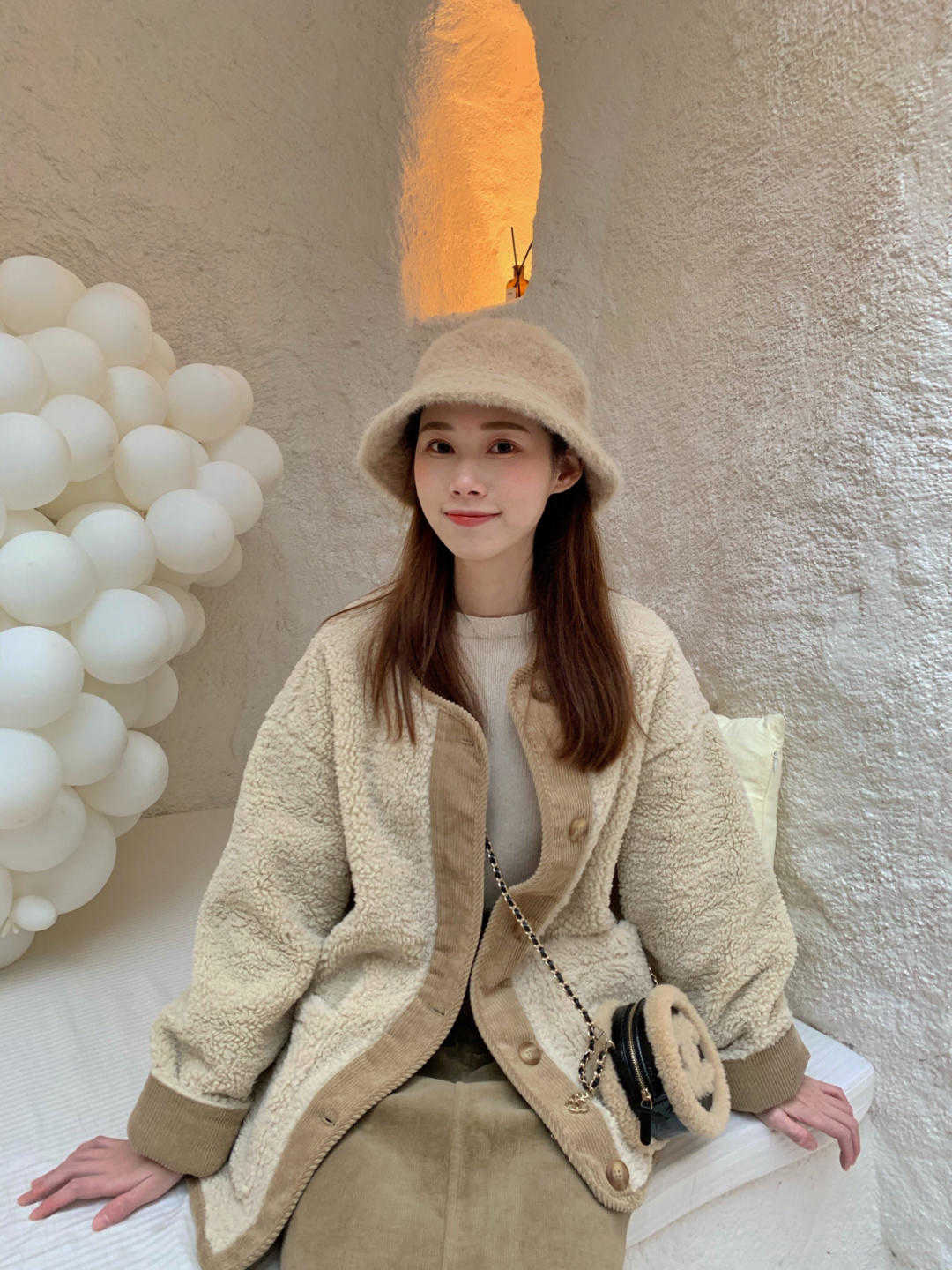 运动裤|初雪的必备羊毛羔外套,这样穿保暖时尚有气质,太好看了