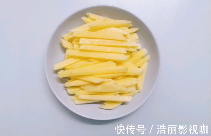 炸制|炸薯条时，裹面粉直接炸就错了，教您正确做法，薯条又香又脆