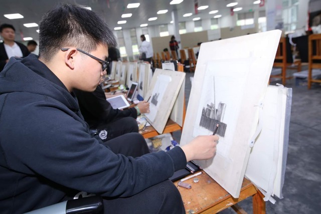 专业课$美术生“作品”走红,第一眼看过去很丑,放大10倍后老师也佩服