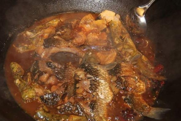 炖鱼去腥，别只会用料酒啤酒，多加一勺它，肉嫩无腥味，香飘满屋
