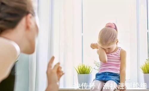 犯错|孩子生气打翻面条,服务员想收拾,奶奶接下来的话,让人肃然起敬