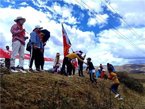 城关|阿坝县城关一小开展徒步登山比赛