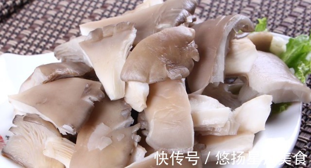 做蘑菇时,要不要焯水教你正确做法,蘑菇鲜香劲道,有嚼劲!