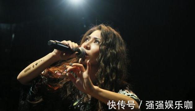 姚贝娜|她三年前被那英淘汰,如今和那英平起平坐!网友:这脸打的疼吗?