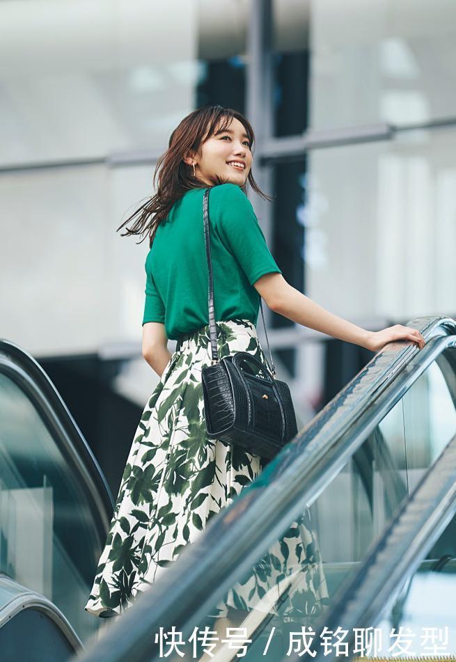 女人味|今夏“印花半身裙”超火,洋气百搭又显气质,时尚减龄又有女人味