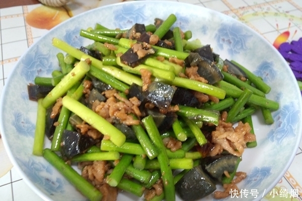 不焯水,不浸泡,不直接炒,蒜薹下锅前多这一步,炒好才鲜绿美味