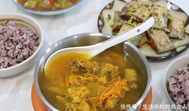 带鱼|花一个小时给初中生准备午餐,简单可口有食欲,比学校的营养餐强