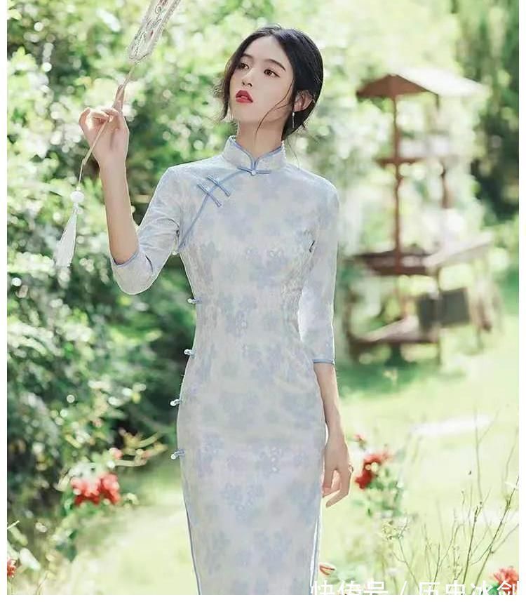 姑娘 如何挑选适合自己的旗袍?两个小妙招教你,年轻女孩也能穿旗袍!