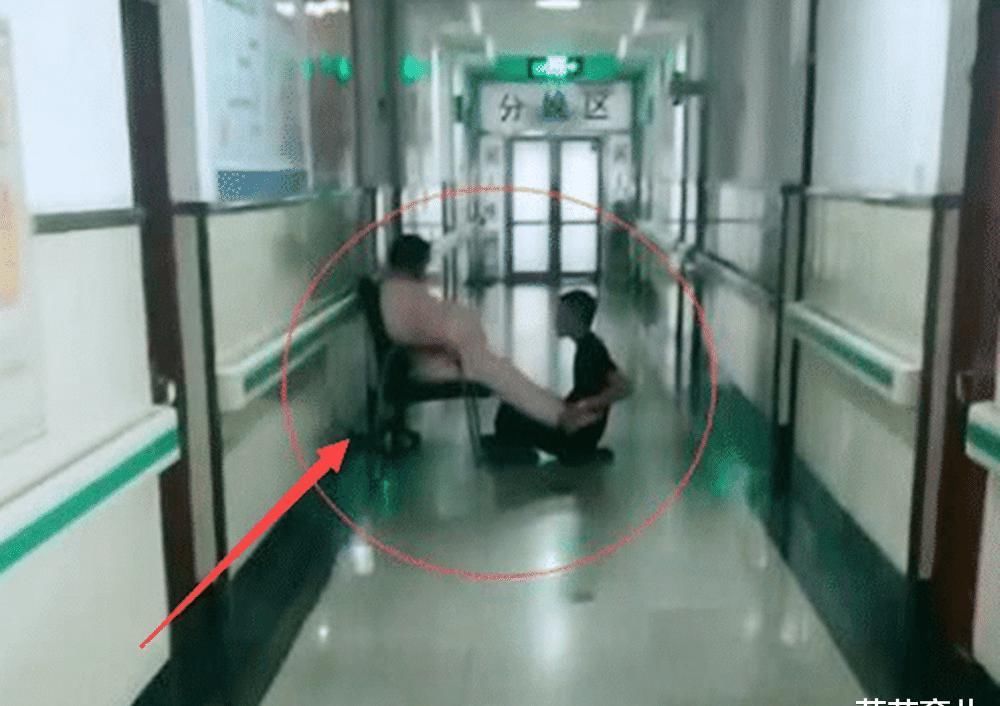 分娩|顺产妈妈“开指”慢,丈夫的举动堪称教科书,网友:百年一遇