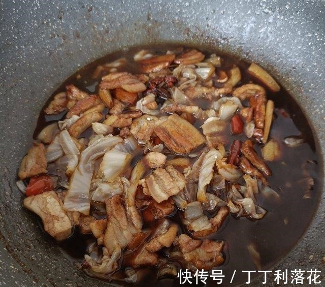 泡椒|酸包菜烧肉片，香而不腻，解馋下饭！