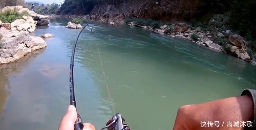 和朋友深山钓鱼,意外钓上“奇鱼”,鱼鳞大,颜色也特别,什么鱼