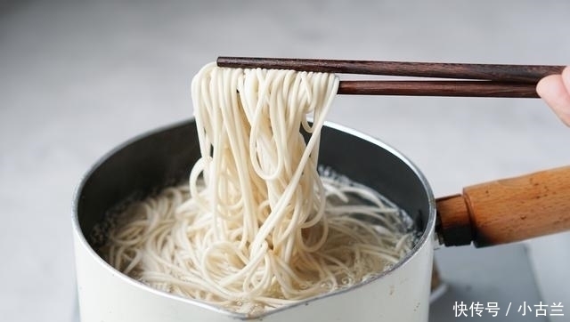 酱料|夏天就馋这碗面,麻辣鲜香,吃起来好过瘾,原来加了这味酱料