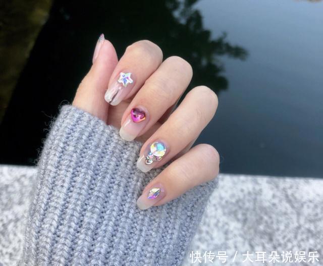 指尖|气质女神超爱的镶钻美甲，亮闪闪的奢华感，美出新高度