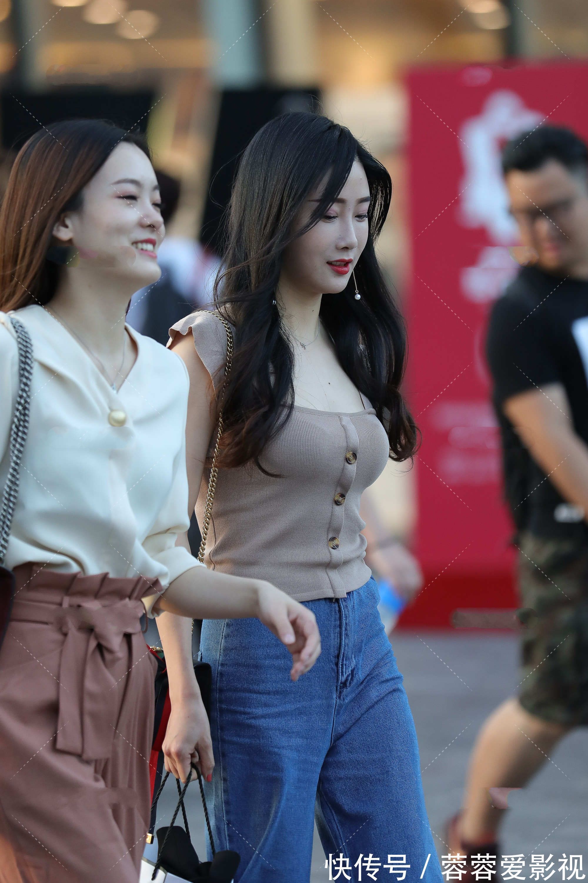 牛仔 甜美又优雅的穿搭,飞飞袖小衫配牛仔阔腿裤,轻松穿出靓丽的造型