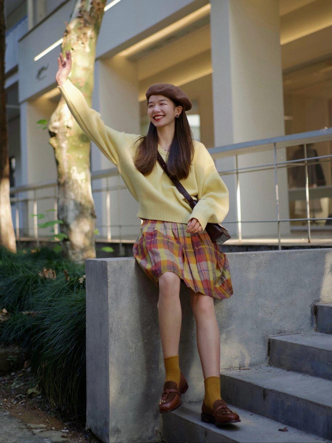 西装外套 秋冬怎样穿出学院风?黄色毛衣+格子半身裙,减龄又时尚!