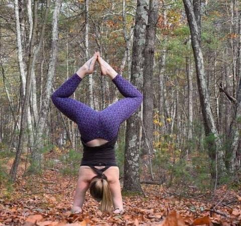 小伴|瑜伽人的脑回路很新颖啊,女人现身树上,我强迫症都犯了