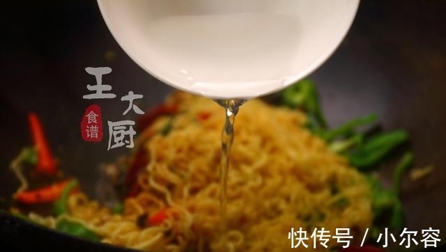 方便面|方便面别再煮了,这样一做口感Q弹、韧性十足,一次两包都不够。
