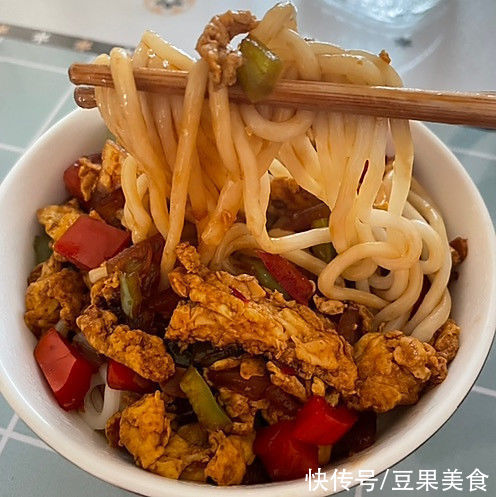 黄豆酱|想要快而美味的一餐？试试「鸡蛋酱面」