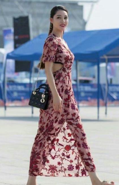 街拍：小仙女经典的黑白配，时尚大方，尽显低调冷艳的美