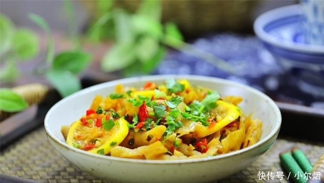 夏天鸡爪最好吃的做法,酸辣爽口入味,下酒下饭,越啃越过瘾