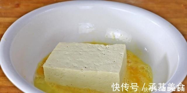 豆腐|豆腐我家从不红烧，简单一压一搅，出锅太香了，上桌连汤汁都不剩