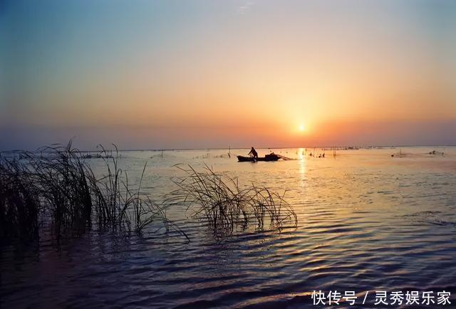 在红荷湿地，秋叶美成了故事，冬湖亮成了风景