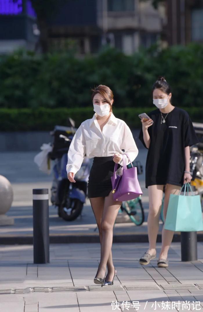 白衬衫|街拍美女:包臀裙配白衬衫,简单休闲的风格,穿出独特的知性与韵味