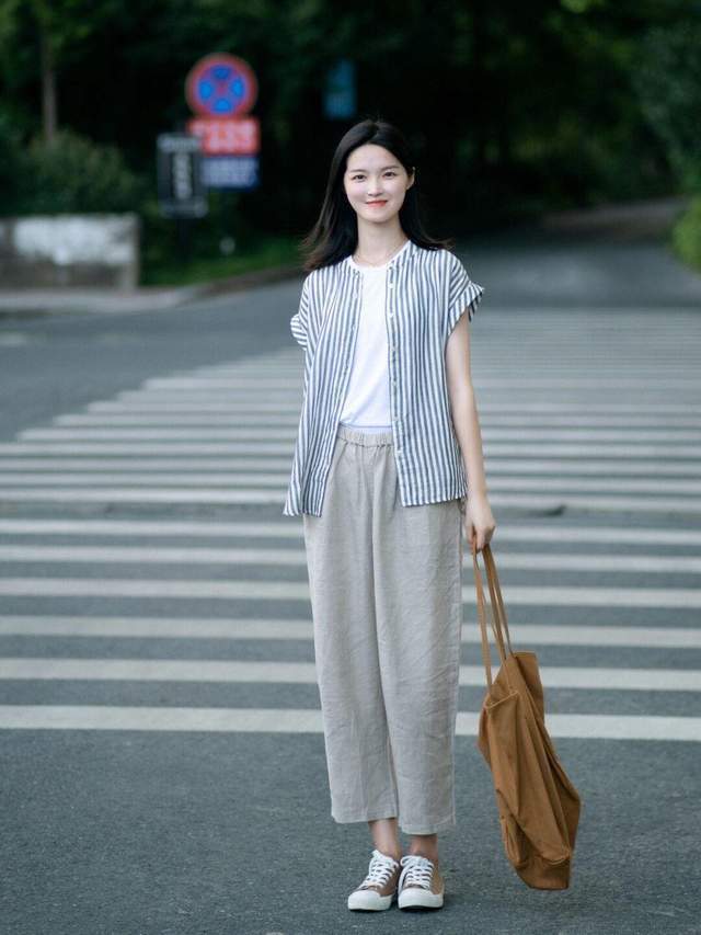 休闲|休闲慵懒风怎么搭?条纹衬衫+棉麻长裤简约洋气,气质又优雅
