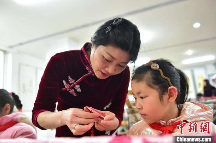 冰墩墩|江西南昌小学生绣制北京冬奥会吉祥物“冰墩墩”