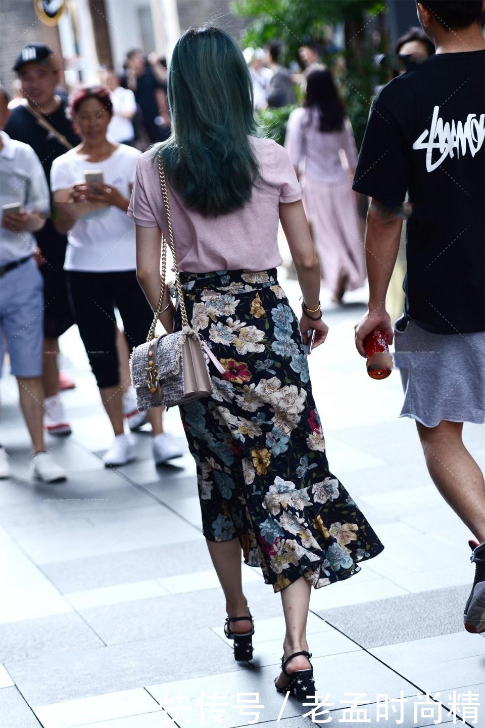 街拍:相当有气质的北方美女, 虽然有点小肚子, 这样另类的女孩子你咋看