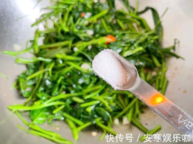 小白|空心菜最简单的做法，厨房小白也能做出的美味，减脂者的福音