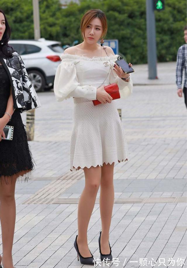 时尚 浅灰色修身连衣裙搭配时尚凉拖,温婉简约,貌美如花