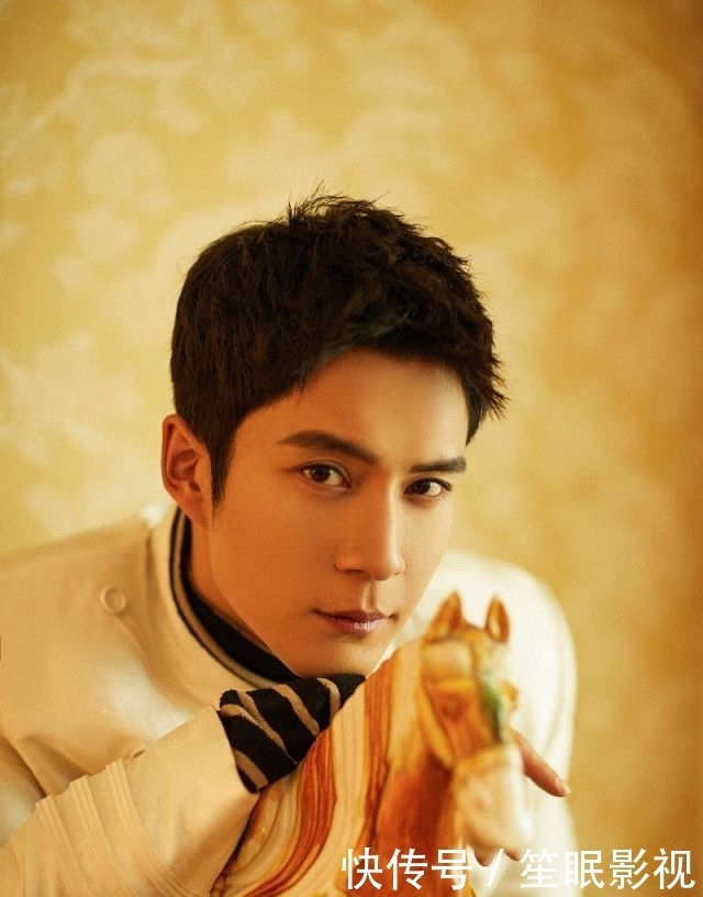 东君|韩东君在复古光影间演拍摄写真 色彩流转中领略先锋艺术魅力