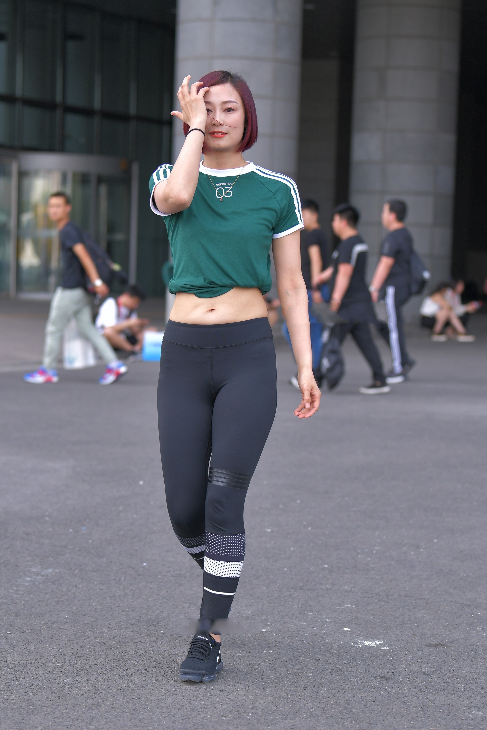 短袖 绿色条纹短袖搭配黑色健美裤,阳光时尚,运动风十足