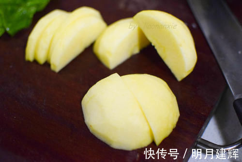 上小学的女儿用苹果给妈妈做了一盘甜点，真是甜到心坎里了