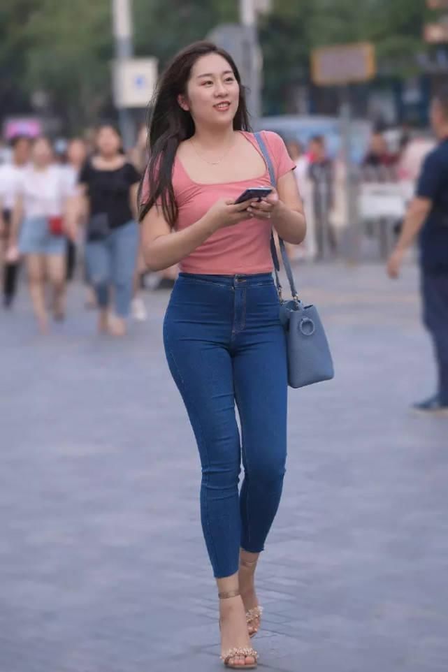 喜欢休闲风的你,修身牛仔裤搭T恤值得一试,简约大方又好看