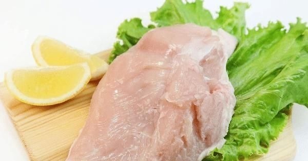 买鸡胸肉时，聪明人不买这4种，很多人不懂，老板都夸你是行家