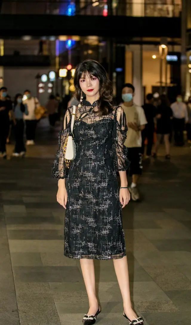 美女|街拍美女:连衣裙穿搭这样好迷人,勇敢追求新鲜感受,微胖穿也很美