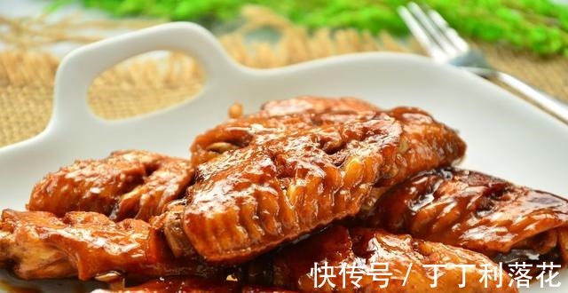 不粘锅|鸡翅的经典做法,搭配可乐,简单方便,甜而不腻,好吃到嗦骨头!