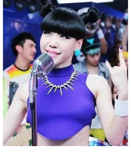 因《中國好聲音》紅極一時的吳莫愁為何消失了，現在過得怎么樣？