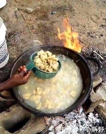 倒贴|饺子不是中国人专属,看非洲人做的饺子,吃得下去我倒贴你钱!