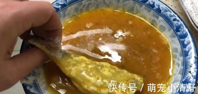 炸鱼时,有人裹面粉,有人裹淀粉,大厨:都不对!教你最正确做法