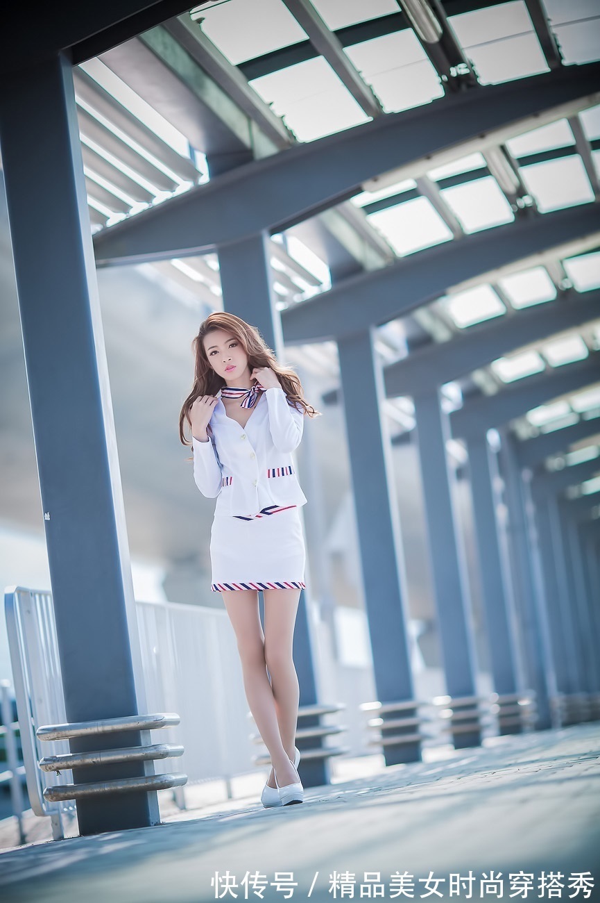 女人味|白色的套装,简约优雅,搭配白色的高跟鞋,职业干练又不失女人味