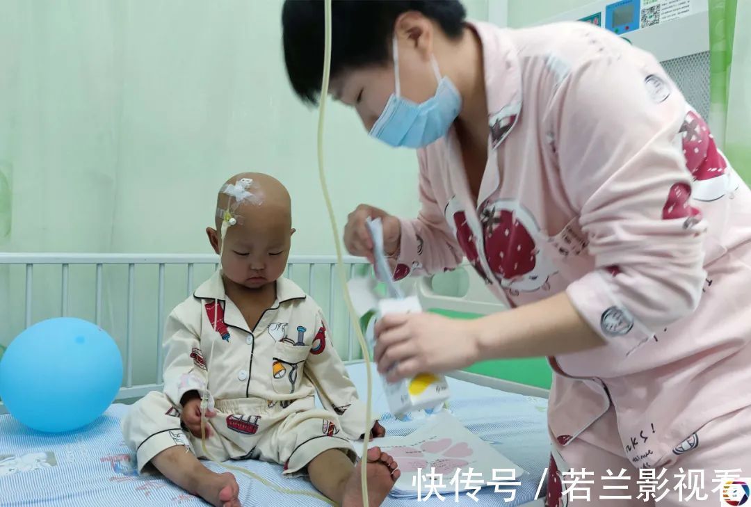 小女儿|病房里,10岁哥哥暑假帮妈妈照顾患病的妹妹,看了让人心疼