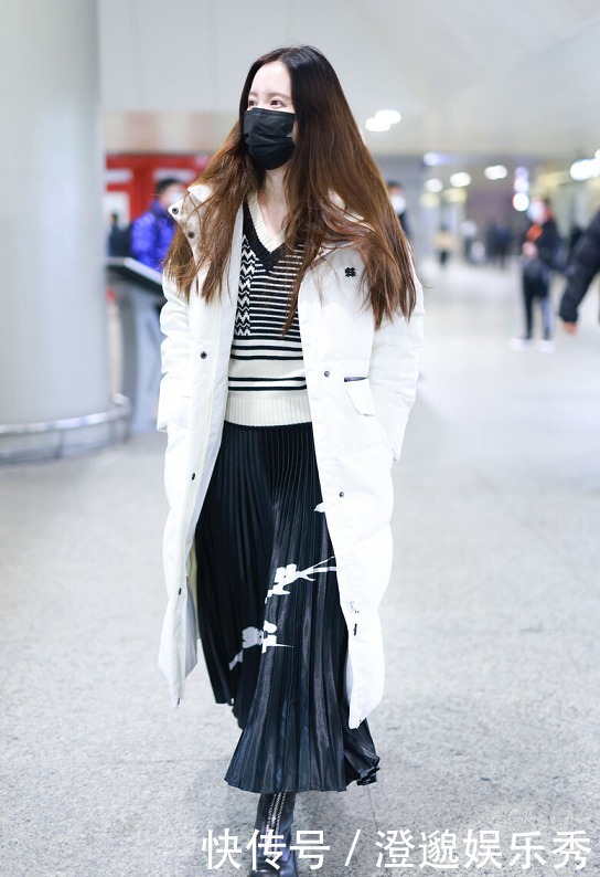 张萌真会穿，白色长款羽绒服搭配百褶裙优雅大气，女人味十足