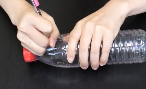 矿泉水瓶子别再扔了，剪一刀套在衣架上，解决了家家户户的大难题