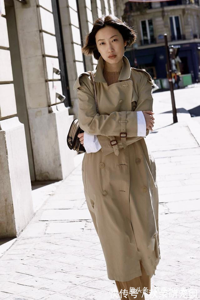 毛衣 风衣里面穿什么才时尚?今年推荐这5种“内搭”,减龄百搭又耐看