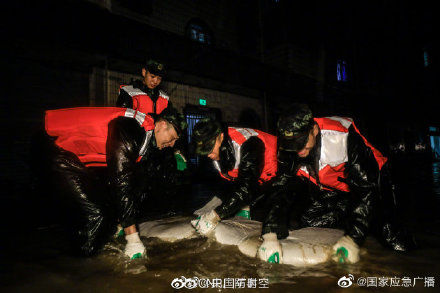 台风|台风过境引发内涝武警官兵雨夜驰援